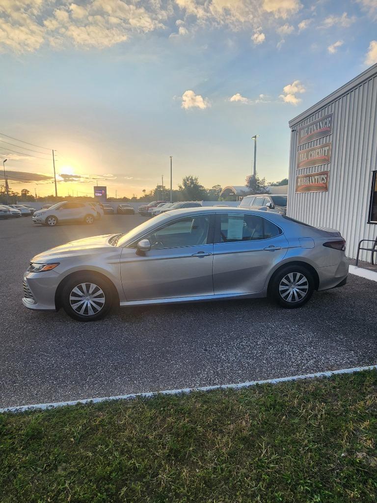 2023 Toyota Camry Hybrid LE photo 3